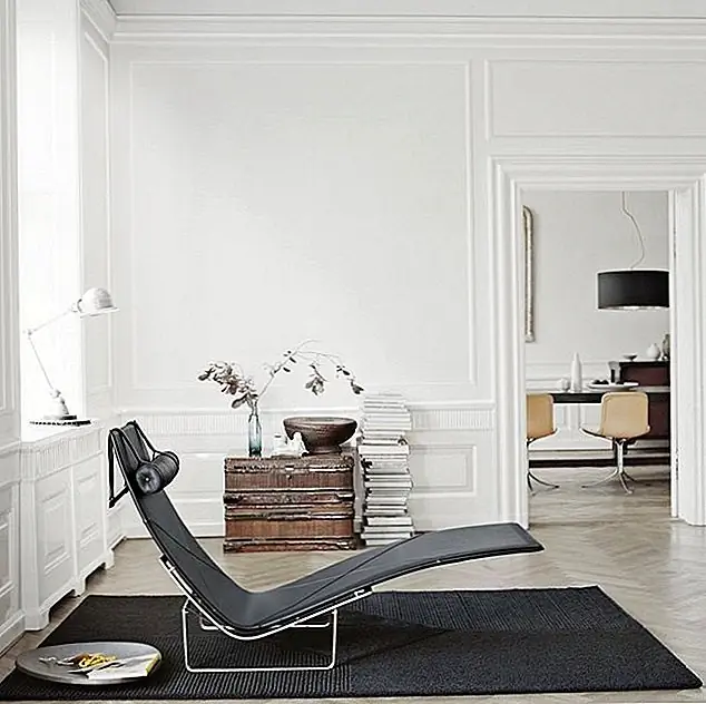 Дизайн шезлонга PK24 был вдохновлен периодом рококо и французским шезлонгом. Он был спроектирован с независимыми элементами без физической связи между основными частями. Гравитация - единственное, что удерживает их вместе. Этот кусок был разработан Полом Кьяерхольмом, который также назвал его «Стул гамака».