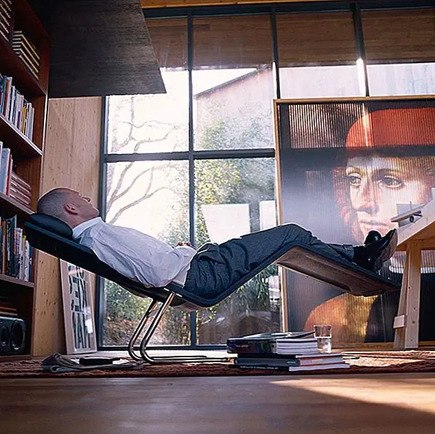 MVS Chaise by Vitra сначала кажется скульптурным, но вы ложитесь, понимаете, что это невероятно удобно. Это идеальный вариант для офисов, но он может так же хорошо выглядеть в любом другом пространстве. Он доступен в двух вариантах: один для внутренних помещений и один для наружных помещений. Доступен за 3500 долларов.