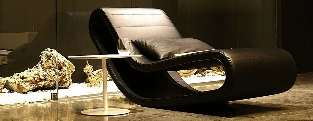 Другая часть с впечатляющим дизайном - это шезлонг Daydream от Alp Nuhoglu. Он имеет жидкий и непрерывный дизайн, тонкую, пышную форму и прочную раму, обернутую в мягкую кожу, для очень элегантного и изысканного внешнего вида. Доступно за $ 1,699.