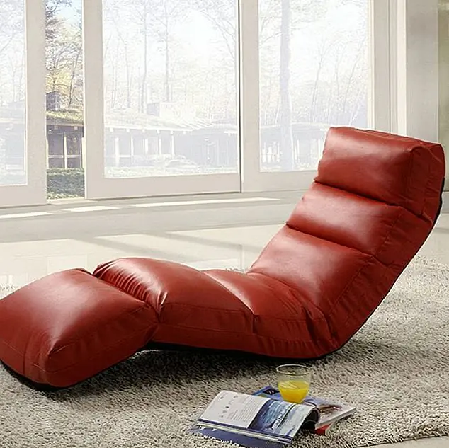 Стул для гостиной Gamer Floor выглядит более непринужденно. Его конструкция обеспечивает приятный баланс комфорта и стиля, предлагая регулируемую спинку с механизмом блокировки щелчков. Это действительно отличная функция для тех, кто любит отдыхать в шезлонге, играя в свою любимую видеоигру, хотя это не значит, что этот кусок не будет столь же полезным в других ситуациях. Доступно за 150 долларов.