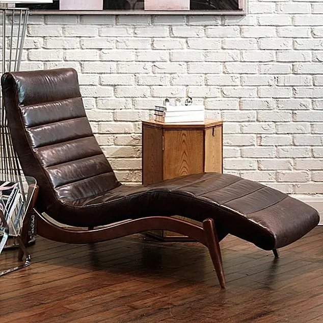 С другой стороны, те, кто предпочитает немного более традиционный вид, могут выбрать кусок, такой как кожаный шезлонг Hans. Он имеет полнозернистую кожаную обивку с мягкой текстурой и богатым блеском, достигаемым благодаря обширному процессу загара и открытой деревянной раме. {Найден на фантазии}.