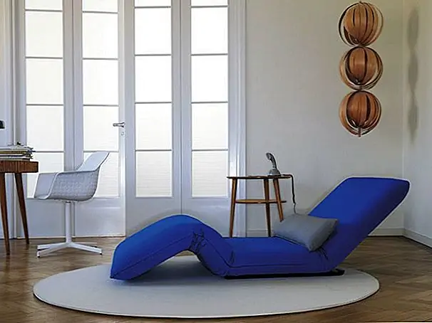 Проблема, возникающая при использовании шезлонгов в помещении, связана с пространством. Поскольку они не совсем экономят пространство, они затрудняют поиск комнаты или пространства, которое может их разместить. Но дизайн шезлонга Tattomi позволяет ему также использоваться как кресло и даже как кровать, что делает вещи намного проще.