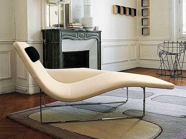 Пейзаж '05 - это стул для отдыха, спроектированный Джеффри Бернеттом. Он имеет гладкую стальную раму и скульптурное сиденье. Подголовник имеет магнит и может располагаться по желанию, позволяя пользователю находить наиболее удобное положение.