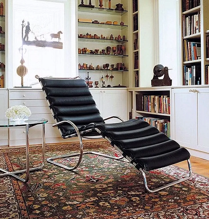 Knoll предлагает элегантный дизайн, а именно MR Adjustable Chaise Lounge. Кожаная подушка на самом деле представляет собой ряд стеганых и шовных секций. 12 ремней для ремня из натуральной кожи держат его на раме, изготовленной из трубчатой нержавеющей стали. Элегантный и современный, это кусок, который будет выглядеть красиво в домашней библиотеке. Доступен на Amazon.