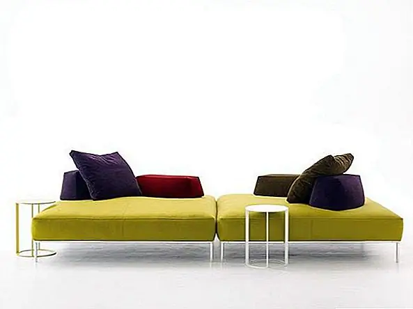 Кроме того, помимо дивана и дополнительных сидений, есть также несколько других предметов мебели, которые в сочетании с ними создают очень сильный, но очень красивый контраст. Это означает, что вы также можете выбрать стол и скамейку, выполненную из щеткой, обработанной термообработанной золой, которая дополняет вашу коллекцию мебели. Есть также другие отдельные части, которые можно добавить, если вам нужны дополнительные места для сидения. Вы также можете выбрать овальный фаршированный пуф и металлический сатиновый лакированный журнальный столик, который доступен в шести разных цветах. Как вы можете видеть, есть много вариантов, но решение - только ваши. Доступно на bebitalia.