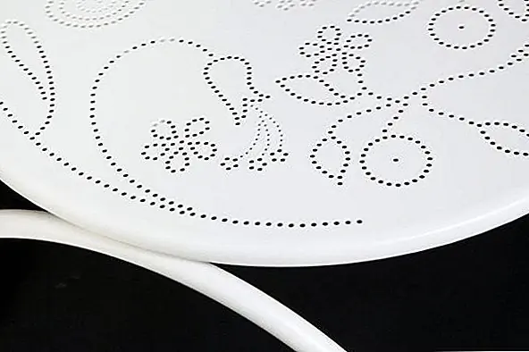 Стул, очевидно, сделан из железа, и он красиво украшен красивыми цветочными украшениями, в которых представлены образы природы Творда Боонтье. Цветочные узоры - это небольшие лазерные разрезы, которые сделаны в определенном порядке, чтобы сделать цветок или лист. Вы даже можете увидеть маленькие ветки, цветы в цвету, листья и бабочки. В любом случае, это делает стул действительно современным, а также более легким и предлагает вам оригинальный дизайн. Четыре ноги соединены друг с другом, и они сделаны из единственного железного стержня, который продолжается с помощью стержней, которые поддерживают спинку. Этот предмет можно приобрести за $ 996 от ABC Home.