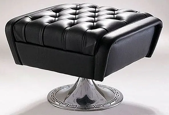 Как вы, наверное, уже заметили, что это кресло поставляется с подходящим пуффом, как с гладкой вращающейся основой. Как бы я хотел почувствовать, что роскошная вышитая кожа Versace и детализация. Очень успешный продукт, который я хотел бы добавить, и я не говорю об этом, потому что это Versace, но потому, что каким-то образом им удается найти лучшие материалы, чтобы объединить их в лучших продуктах. Все, что я хочу сейчас, - это натирать мою кожаную куртку и слышать писк, который сводит меня с ума. А также он доступен для сумасшедшей цены!