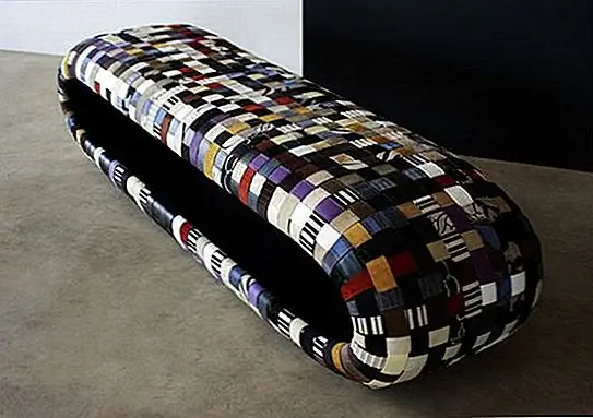 И только в конце она покрывает скамейку очень интересной моделью тканых материалов разных цветов, материалов, которые могут быть переработаны нейлоном или пластиком, только в одном оттенке или в разных оттенках, сплетенных вместе в комбинации узоров. {Найдено на yankodesign}