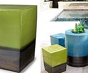 Набор красочных керамических столов и стульев