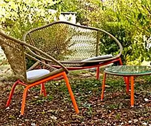 Красивый садовый диван