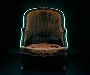 Старинный стул Bérgere украшен бирюзовым неон