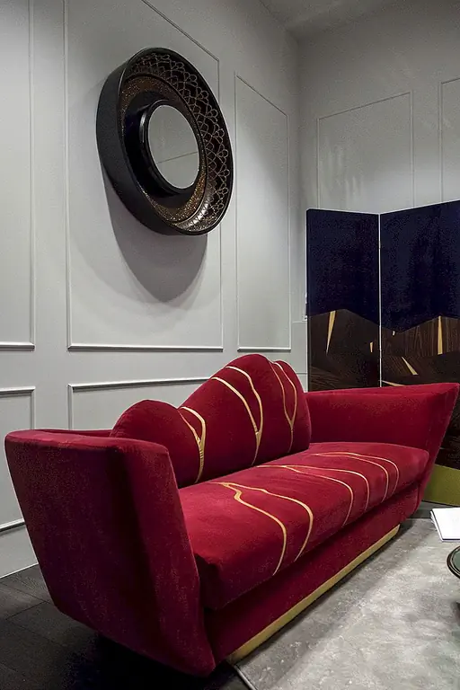 Маленький диван может иметь большое визуальное воздействие на пространство. Диван Кинцукуро - интересный пример. Его дизайн прост, утончен и элегантен, но в то же время он привлекателен благодаря выбору цветов, а также благодаря тому, как они дополняют волнистые формы дивана.