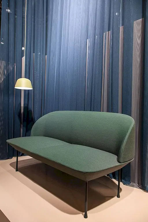 Диван Oslo небольшой, и его дизайн делает его более подходящим как дополнительный диван, чем основной предмет мебели для гостиной. Он выглядит легким и современным, а также удобен и идеально подходит для офисов, коридоров или различных лаундж-зон. Интересной идеей может быть также наличие двух из этих диванов в гостиной, обращенных друг к другу и обрамляющих камин или журнальный столик.