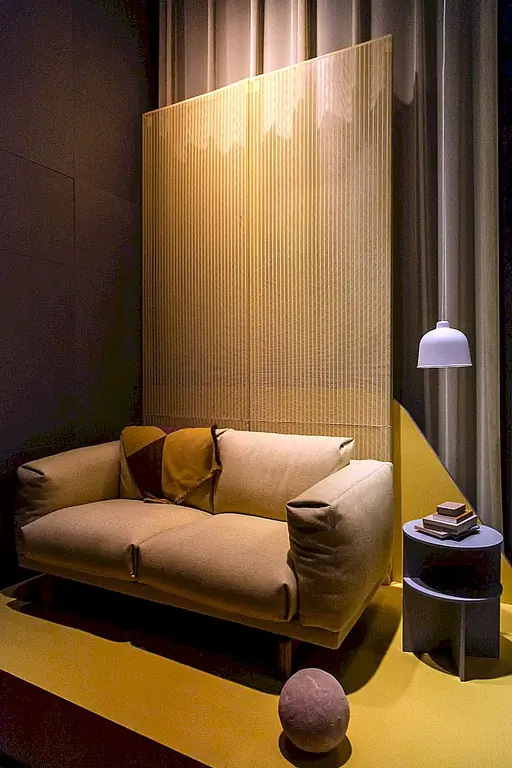 Дизайн кресла «Отдых» довольно классический. Это тип дивана, который заставляет гости чувствовать себя уютными. Диван хорошо определен с видимыми участками рамы и большими мягкими подушками для максимального комфорта. Твердые дубовые лапы гладкие, и они контрастируют с остальной частью кушетки.