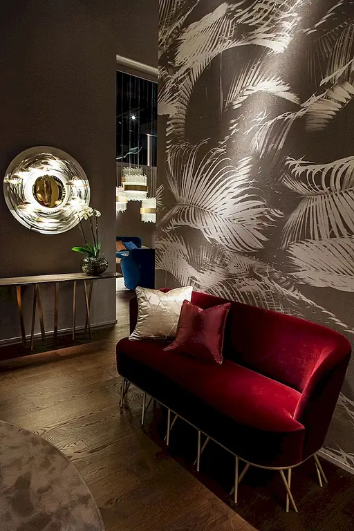 Хотя технически Orus - любовное место, его дизайн не так специфичен. Самая интересная часть - основание, которое не поддерживается четырьмя ногами, как обычно, а целым рядом тонких металлических стержней, сгруппированных парами из двух. Этот скульптурный дизайн в сочетании с темно-красной бархатной обивкой придает этой части драматический и театральный облик.