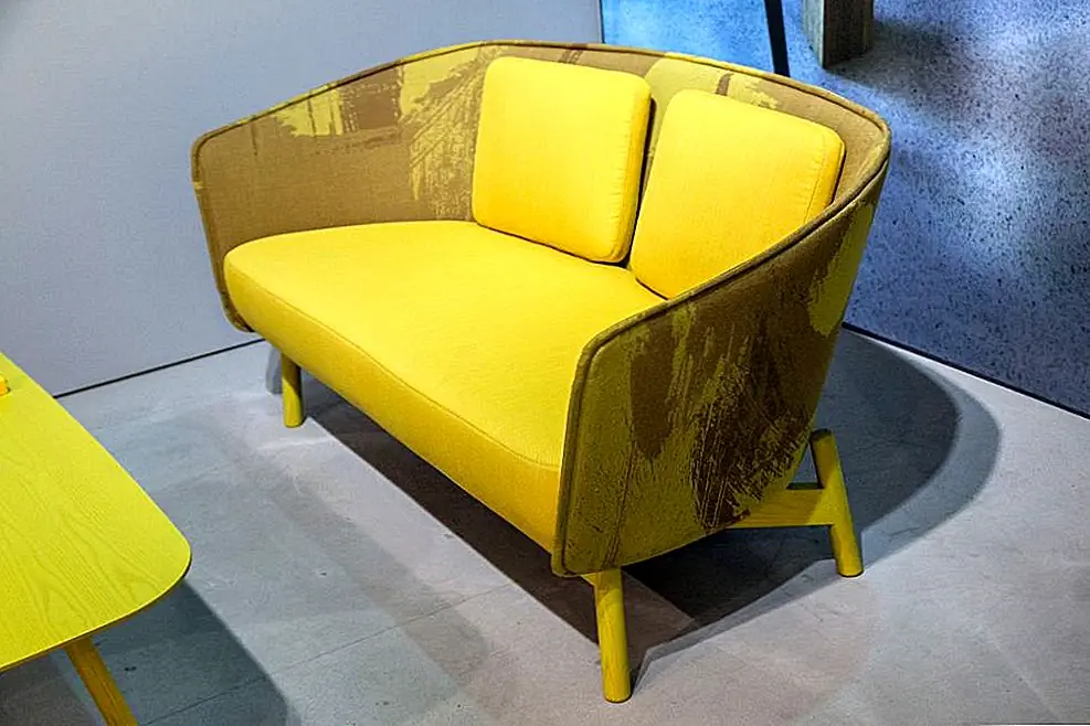 В диване Aura Wood есть что-то очень заманчивое. Это связано с его небольшими размерами, но и с его универсальным и в то же время смелым и привлекательным дизайном. Несмотря на то, что на его основе дизайн прост, он не лишен индивидуальности. Мы находим прочную основу, а боковая и задняя оболочки - особенно интересной комбинацией.