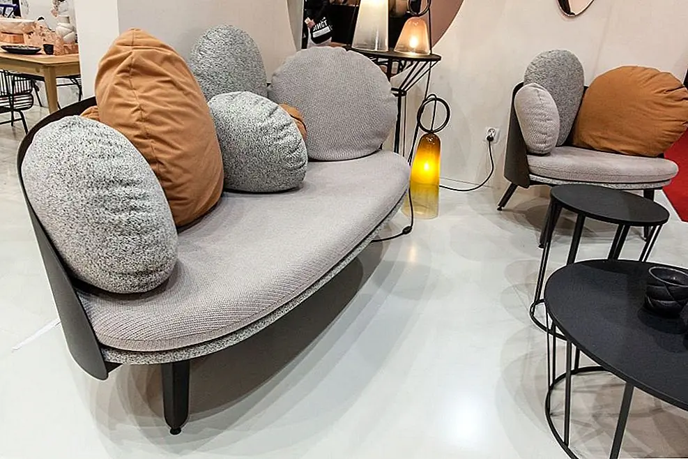 Глядя на диван Nubilo и подходящее кресло в сериале, мы не можем не нарисовать все эти подушки. Их так много, и нет двух одинаковых. Они имеют разные размеры и цвета, и они выглядят как камешки или воздушные шары, с которыми вы можете играть.заберите подушки, и у вас останется менее привлекательный, но все же красивый диван.