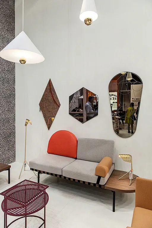 Немного сложно интегрировать эту пьесу в определенную категорию. Он был разработан, чтобы служить в качестве кушетки, но вы могли бы также назвать его диваном. Сетка представляет собой очень графический фрагмент, который сочетает в себе множество интересных элементов, таких как деревянная основа, которая больше, чем подушки сиденья, и простирается, чтобы сформировать своего рода встроенный боковой стол или тот факт, что два сиденья имеют разные спинки и один подлокотник.