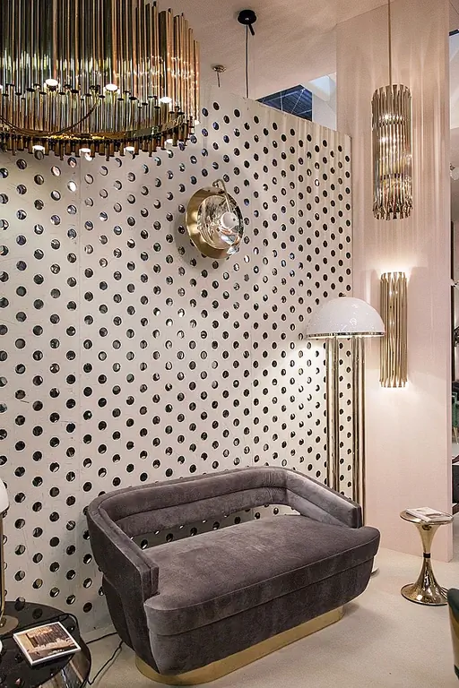 Рассел - это диван, который соблазняет своим интригующим сочетанием чистых и простых форм и вечного бархата над золотой овальной базой. Он прост и утончен, и это тип современного маленького дивана, который достаточно универсален, чтобы вписаться в различные декорации и настройки.