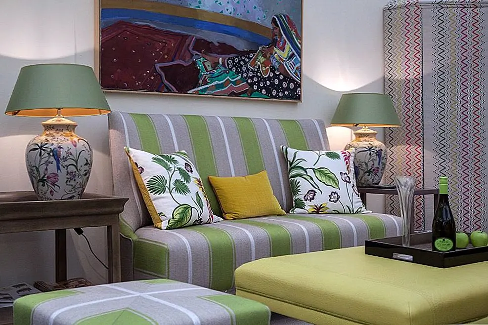 Полосатый диван Кэрол спарен здесь с подходящим табуретом, а оттоманский / журнальный столик - это тоже свежий оттенок зеленого. Цветные подушки с акцентом хорошо сочетаются с настольными лампами, а также есть некоторое сходство между несколькими другими элементами, присутствующими в комнате.