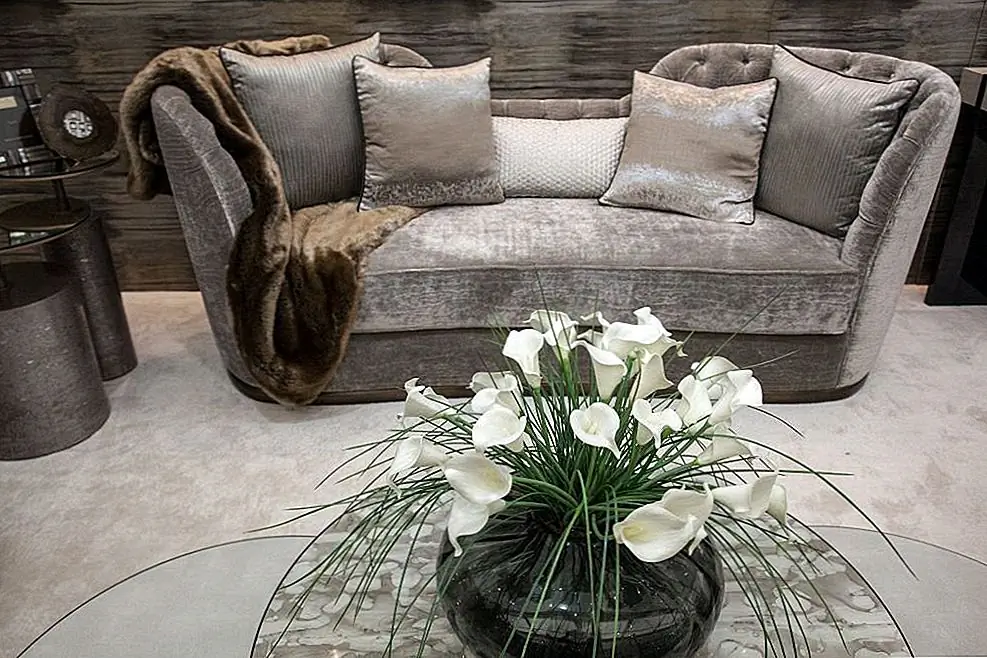 По дизайну спинки вы можете сказать, что этот диван Hyde House предназначен для случайных разговоров между двумя людьми, причем потенциальное третье место доступно между ними.