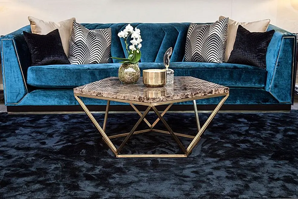 Маленькие диванные дизайны раскрывают их игривую и театральную природу