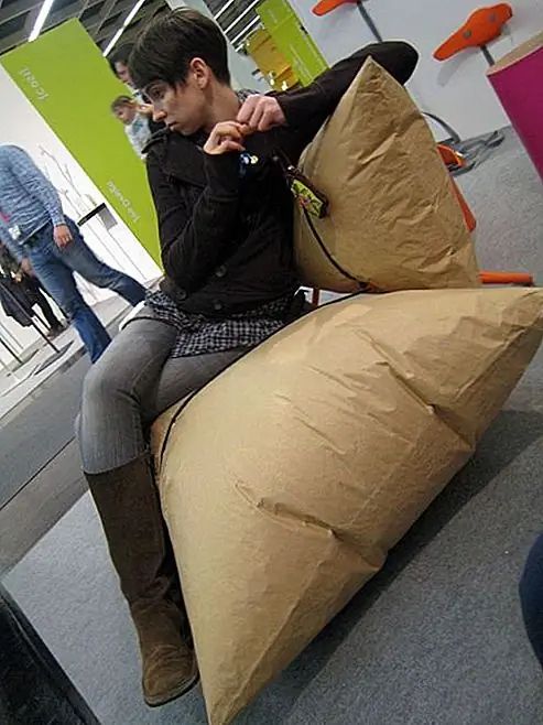 Диван, сделанный из мешков с подушками безопасности MALAFOR