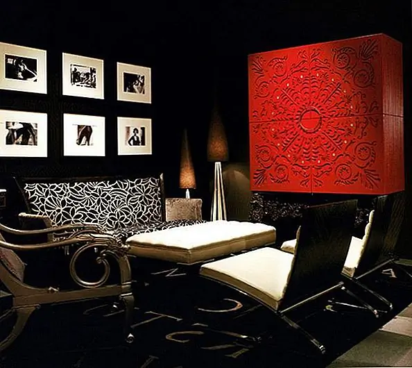 Черный - черный и белый ультрасовременны в этом современном пространстве с азиатским чувством. Средний размер черно-белого рисунка на диване дополняет фокусную точку комнаты, но остается в шикарной стратосфере пространства.