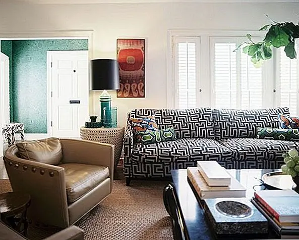 Navy - нейтральный, который часто пропускается, флот делает отличную основу для дивана. Белые стены в этой гостиной сохраняют ощущение всего пространства свежим, а светлая кожаная кожаная стул обеспечивает визуальное заземление. Смешанные узорные подушки на узорном диване - смелый и отличный выбор.