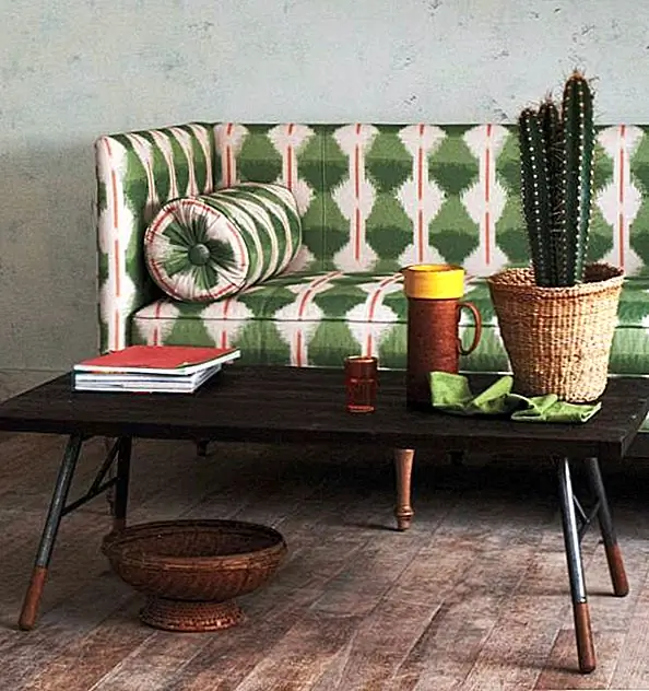 Зеленый - Естественный и органичный, этот узор дивана напоминает вдохновленный листьями икат. В пространстве, которое в ином случае очень минималистично, узорчатый диван служит двойной обязанности, представляя цвет и служащий роли искусства в комнате.