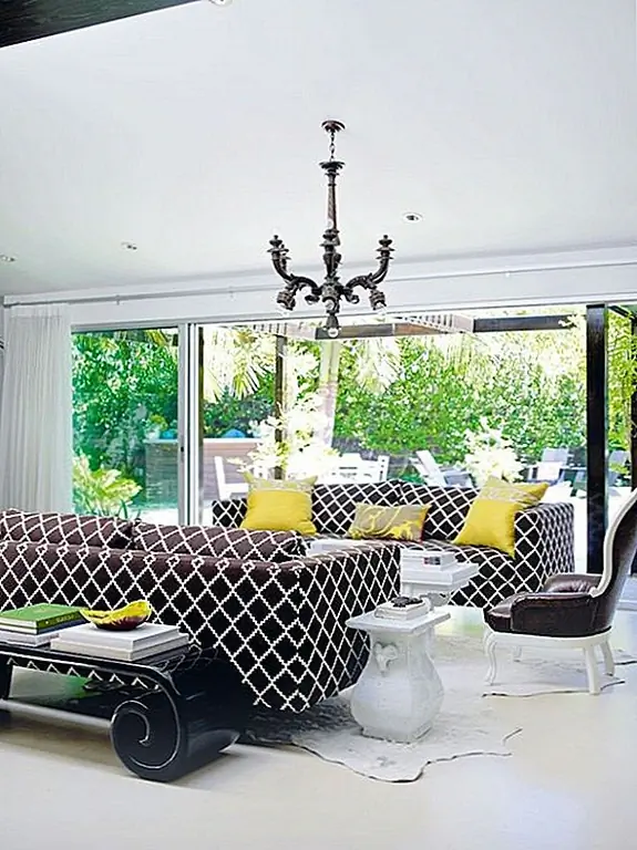 Браун - более крупный геометрический рисунок, покрывающий два дивана, может фактически уменьшить визуальное воздействие, которое имеет соло-узорный диван. В этом большом пространстве, где внешний вид является изюминкой, это хорошо.