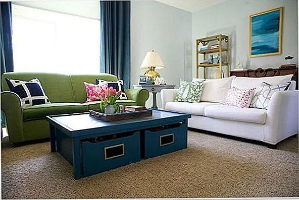 Серый - Огромные серые сюзани на этом кремовом диване придают современный, изысканный вид этой гостиной. Образец фактически воспроизводит меньшие ромбовидные обои и коврик ikat chevron в тех же цветах. Какая вдохновляющая многогранная смесь.