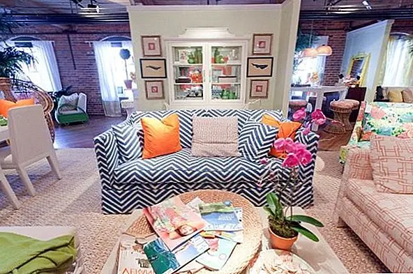 Синий - этот шедевр с рисунком с рисунком - смелый и восхитительный партнер с смежным кремом с рисунком и коралловым диваном. Не говоря уже о негабаритном цветочном узором. Какой фантастический способ показать свою любовь к цвету и печати - объединить образцы в пространстве и сохранить их связными с большим количеством нейтралов и естественного света.