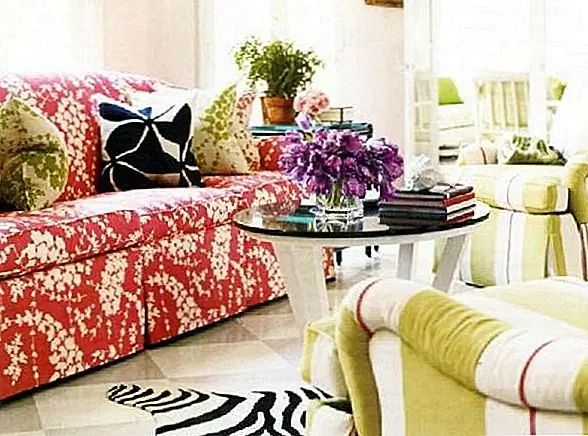 Красный - для энтузиаста природы узор на основе листвой на диване создает полный и полный смысл. Тема переносится на родину путем отпечатков набросков, горшечных растений и ваз из цветов. Пара зеленых полосатых кресел является тонким сторонником через цвет. Диван, однако, является жизнью этого пространства.