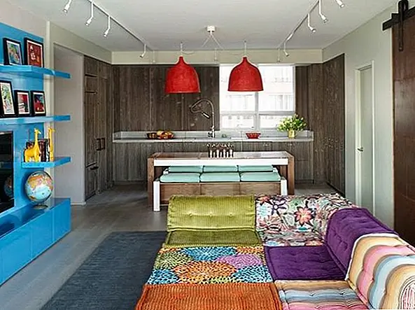 Радуга - Не можете выбрать только один цвет? Для богемского декоратора в тебе … может быть, диван-пакетик-стиль для тебя. Разнообразные узоры, но в тех же цветах, помогут сохранить это эклектичное пространство свежим и увлекательным … но все же отличным дизайном.