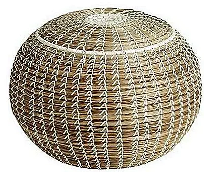 Sumba Stool - очень универсальная штука. Поскольку он имеет такую минималистскую форму и простой дизайн, он может быть интегрирован в большое количество различных дизайнов и декоров интерьера, от традиционного до современного и современного. Другая приятная деталь заключается в том, что она также может сделать большой декоративный предмет, когда он не используется. Это и декоративно, и функционально. Стул измеряет 17 "DIAM x 18" H, и он доступен для 98 $.