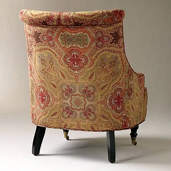 Передние ножки изготовлены из массивной древесины и имеют латунные ролики. Кроме того, их форма более сложная, чем у задних ног. И передняя, и задняя ноги сделаны из одного и того же материала, но только для роликов. Остальные два имеют простой дизайн. Остальная часть кресла обтянута микроволоконным бархатом. Цветовая палитра включает в себя земляные тона, и рисунок визуально динамичен. Габаритные размеры кресла Венеции Пейсли Эрин составляют 27 "W x 31" D x 36 "H. Доступны для 239 $.