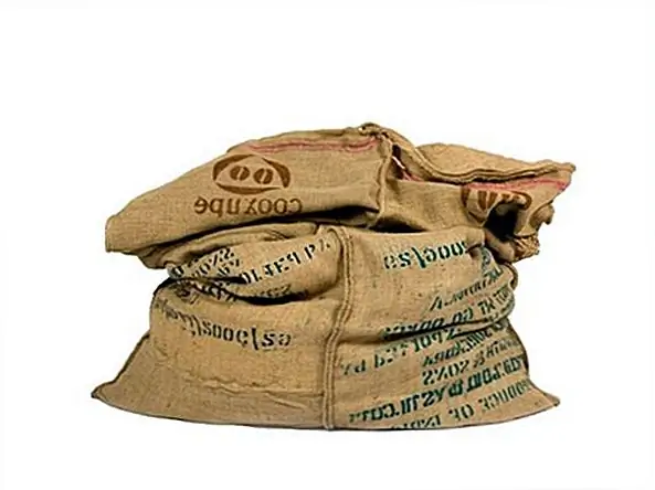 Кофейный сотрудник был изготовлен из восьми переработанных мешков с кофейным зерном. Их оригинальные отпечатки и уникальная текстура сделали их идеальными для того, чего хотел достичь дизайнер. Мешки первоначально использовались на кофейных плантациях по всему миру, и все они имеют индивидуальный облик. Их фактический дизайн зависит от того, какие кофейные зерна наиболее популярны в Стокгольме в тот момент, когда они производятся. Очень удобный и с уникальным внешним видом и ретро-шикарным шармом, Coffee Fellow идеально подходит практически для любого типа интерьера.