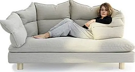 Куссен - это диван, который выглядит симпатичным и мягким, и в нем чувствуешь себя хорошо. Он был задуман для взрослых и детей. Он просто сделан из базовой кровати с матрасом, на котором закреплена длинная подушка, со свободными концами, которые можно поместить там, где вы хотите. Это похоже на то, чтобы быть на кровати, используя подушки под головой, под ногами, втискиваясь в них или просто сидеть удобно.