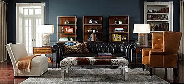 Ножки этого дивана особенно интересны, потому что они имеют шикарный дизайн и красивую отделку java. Это фактически встроенные ноги. Они имеют почти античный вид из-за формы, но они хорошо интегрируются в дизайн дивана. Габаритные размеры дивана Chester составляют 100 "w 41" d 33 "h, а размеры сидений 75" w 26 "d 19" h. Диван Честера - очень элегантная мебель, которую можно купить за $ 3,995. Он поставляется только в черной коже, но это нейтральный цвет, который легко смешивать и сочетать с чем угодно. Диван Честера определенно станет центром внимания.