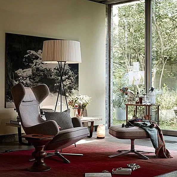 Кресло Grand Repos - классическое изделие из высококачественных материалов. Он имеет полированные или покрытые порошковым покрытием алюминиевые ножки и удобную обивку, покрытую либо кожей, либо тканью. Доступны несколько цветов. Стул отличается отличным балансом между элегантностью и комфортом и имеет неподвластный времени дизайн, который делает его универсальным и легко адаптируется к любому декору. Это отличный стул для офисов, а также для личных библиотек или читальных уголков, даже для жилых комнат. Он был разработан только для внутреннего использования, а его габаритные размеры: H: 110 см, D: 81 см, L: 74 см. Доступны для 3500 $.