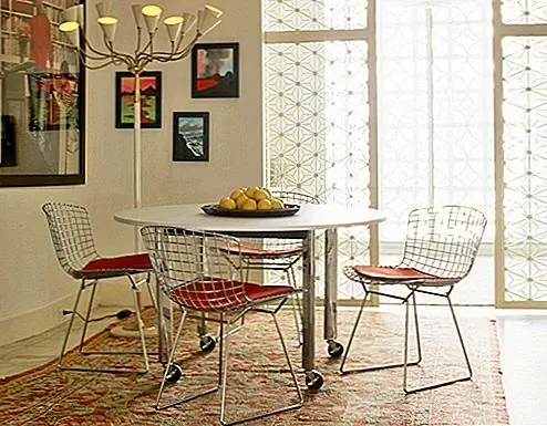 Габаритные размеры стула - 21,75 "w | 19,75 "d | 28,75 "ч. место: 17,75 "ч. Он имеет раму из сварной стали с стержнями из хромированной или порошковой краски. Стулья доступны в различных цветовых решениях, и они выпускаются в трех разных моделях: без мебели, с подушкой сиденья и полностью мягкой. Вы можете купить этот красивый стул по цене $ 677,00. Вся коллекция Bertoia находится в непрерывном производстве с 1952 года, и вы можете быть уверены, что она не остановится сейчас.