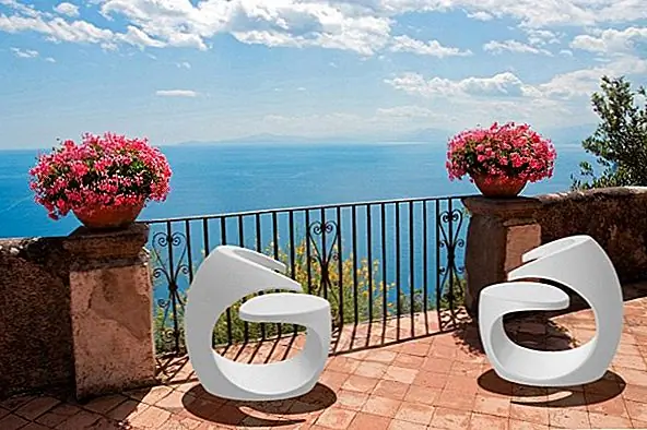 Кресло Missix изготовлено из ротационного формованного полиэтилена. Это полностью перерабатываемый материал. Характер материала позволяет креслу быть легким и все же надежным. Это также очень практичная и удобная мебель. Его легко чистить, а также ударопрочный и устойчивый к атмосферным воздействиям. Это делает его универсальным и совершенным как для внутреннего, так и для наружного использования. Это также стул, который можно использовать в частных и общественных местах. Он поставляется в нескольких разных цветах, его легко смешивать и сочетать с другими современными предметами мебели.