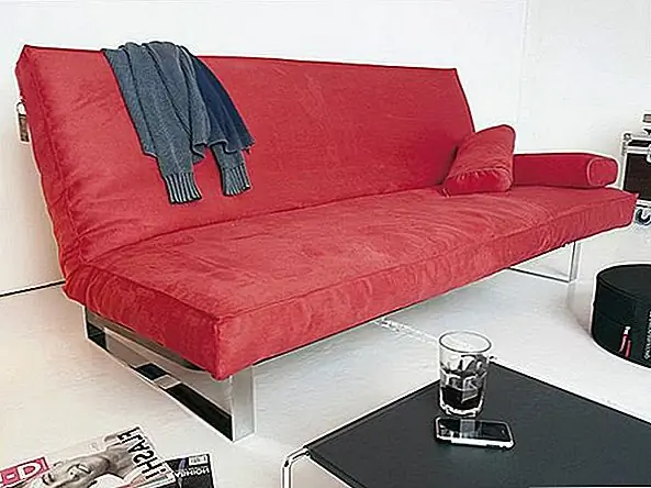 На самом деле есть три положения, которые вы можете принять. Там положение дивана, положение отдыха и положение кровати. Есть также 4 уровня высоты головы. Рамка минимального дивана-кровати имеет матовую черную отделку с 9-миллиметровыми ламинированными буковыми деревянными планками и с анти-глинистыми и хромированными ножками. Обивка очень мягкая и удобная, а мягкая подстилка включена и может быть установлена под сиденьем. От новшеств.