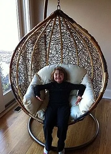 Вы можете приобрести этот красивый открытый качели-стул по специальной цене 495 долларов. Это прекрасный способ начать этот прекрасный сезон. Стул измеряет 72 '' от вершины до кончика подвешенной стойки. Это очень удобно, и плетеные и ротанг - идеальные материалы. Они безопасны и долговечны, а также добавляют старинный шарм. Структура яичной скорлупы дает оттенок, а также позволяет вам пик в спине. Размеры стула 39 '' dia x 28 '' d.Available за 495 $.