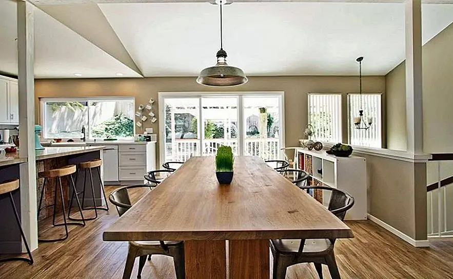 Стулья Tolix всегда будут выглядеть красиво на кухне, потому что они будут координировать работу с некоторыми приборами и, возможно, даже с вашими светильниками или другими аксессуарами, которые имеют похожий стиль.