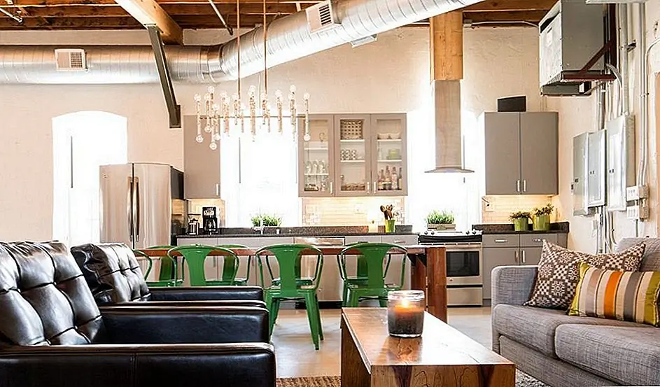 Не поклонник оцинкованной стали? Эти знаковые стулья также имеют множество смелых и веселых цветов. Получите их зеленым или красным цветом, чтобы добавить причудливое прикосновение к вашему обеденному столу. {Найдено на домашнем животном}.