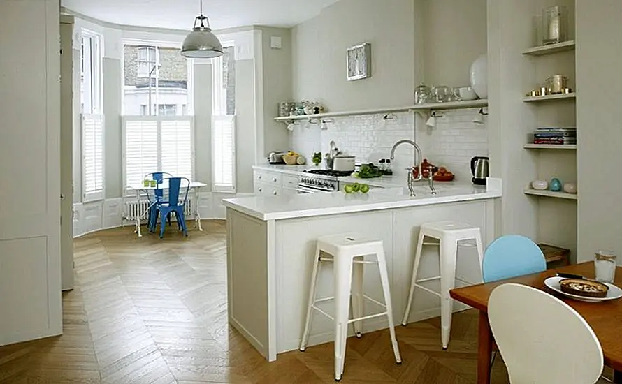 Стул H также поставляется в различных цветах, поэтому вы можете выбрать оттенок, который лучше всего подходит для вашего кухонного декора.