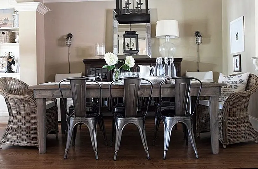 Они выглядят так же очаровательно здесь, в более интимной и непринужденной обстановке. Они сочетаются с стульями из ротанга, и их классический индустриальный стиль никогда не был более популярным.