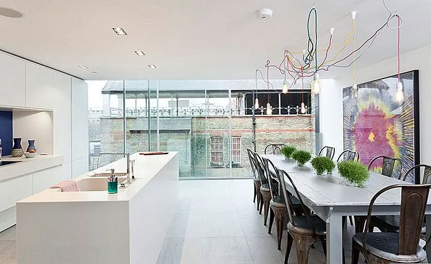 Современные кресла середины века используются здесь в минималистском стиле. Они добавляют характер к белой кухне, и они выделяются своей отделкой и сплошным внешним видом.